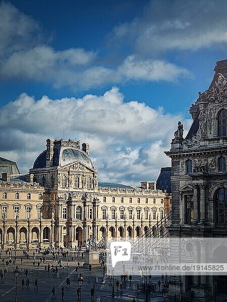 Gebiet des Louvre Museums  Paris  Frankreich. Der berühmte Palast Website Ansicht vertikalen Hintergrund