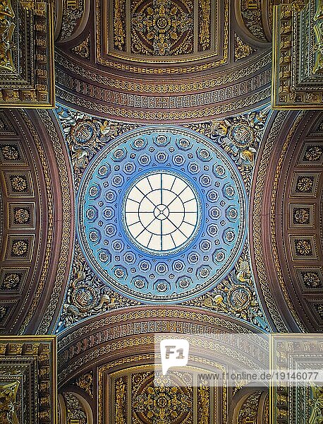 Blick unter die Glaskuppel und die goldene  verzierte Decke  architektonische Details im Inneren des Versailler Schlosssaals  Galerie der großen Schlachten  der größte Raum im Schloss des Sonnenkönigs Ludwig XIV