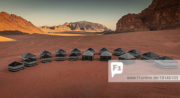 Das einzigartige Erlebnis eines Besuchs in der wunderschönen Wüste macht Wadi Rum zu einem lohnenswerten Stopp bei einem Besuch in Jordanien. Dutzende von Beduinencamps bieten Touristen Campingplätze in der Wüste unter freiem Himmel an