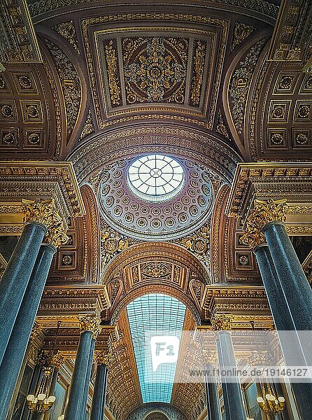 Architektonische Details mit der Glasdecke und den goldenen Ornamenten im Inneren des Versailler Schlosssaals  der Galerie der großen Schlachten  dem größten Saal im Schloss des Sonnenkönigs Ludwig XIV