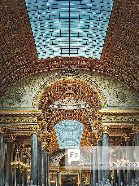 Architektonische Details des Saals der Galerie der großen Schlachten im Schloss Versailles  Frankreich. Der größte Saal des Schlosses  goldene Ornamente  Marmorsäulen und eine Glasdecke als Dekor