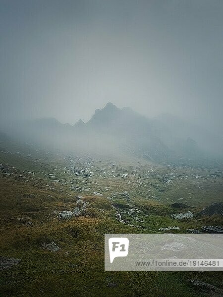 Transfagarasan Berggipfel durch den dichten Nebel gesehen. Regnerische Szene in den Bergen  Wandern im Nebel