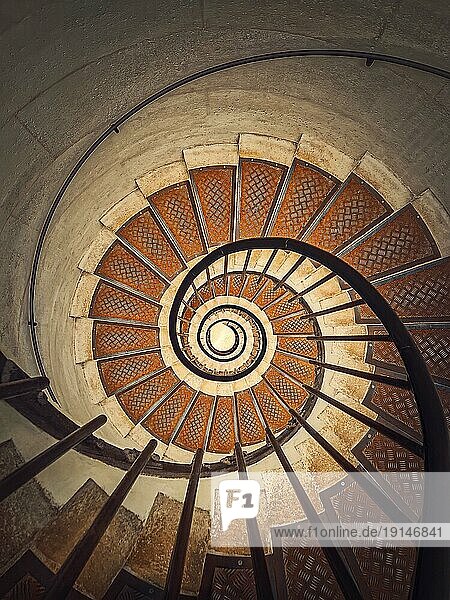 Kreisförmige Treppe mit schwarzem Metallgeländer  im Inneren des Triumphbogens  Paris  Frankreich. Abstrakter Hintergrund  ein Blick nach unten eine unendliche Strudel Treppe