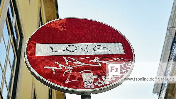 Einbahnstraßenschild  rotes Verkehrsschild mit Aufschrift love  Symbolbild  Lissabon  Portugal  Europa