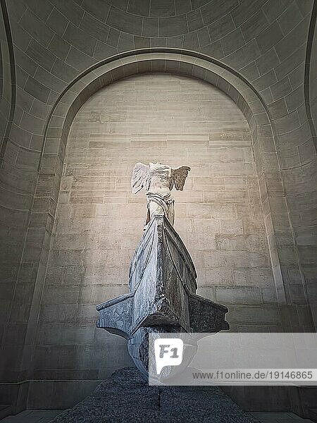 Geflügelte Siegesstatue von Samothrake in der Halle des Louvre Museums  Paris  Frankreich  Europa