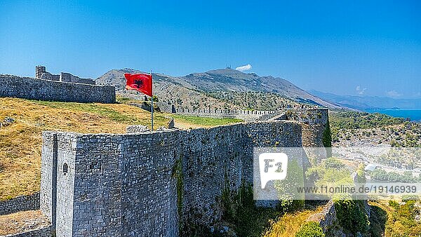 Drohnenaufnahme der Mauern der Burg Rozafa in der Stadt Shkoder aus der Luft. Albanien