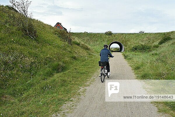 Frau fährt Fahrrad in Dänemark