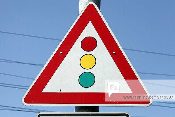 Gefahrzeichen Lichtzeichenanlage  Verkehrsampel  Verkehrsschild  Deutschland  Europa