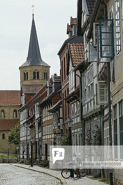Fassaden von Fachwerkhäusern in der Brühlstrasse mit dem Kirchturm der Basilika St. Godehard  Hildesheim  Niedersachsen  Deutschland  Europa