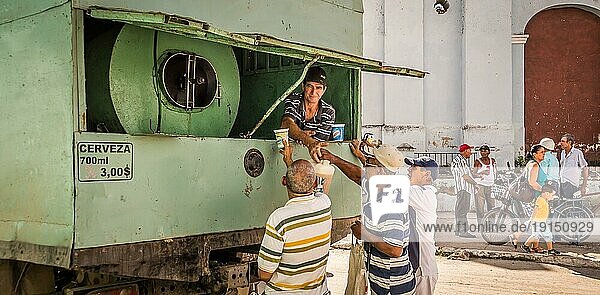 Sancti Spiritus  Kuba am 1. Januar 2016: Kubanische Männer kaufen Bier von einem Lastwagen  um das neue Jahr zu feiern. Selbstgebrautes Bier ist in Kuba beliebt und sehr billig  700ml kosten nur 3 CUP  ca. 0  12 USD