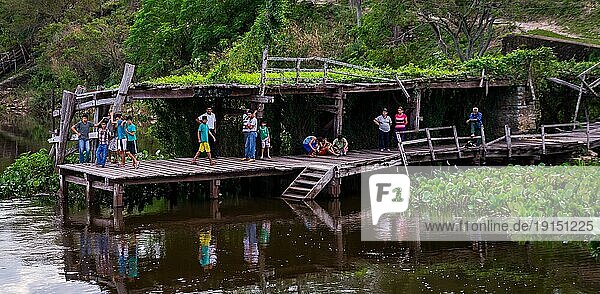 Rio Paraguay  Paraguay am 5. August 2015: Indigene machen sich auf den Weg zur Anlegestelle  um Lebensmittel zu tauschen und ihre Freunde zu begrüßen Das Boot beliefert die abgelegene Gemeinde einmal pro Woche