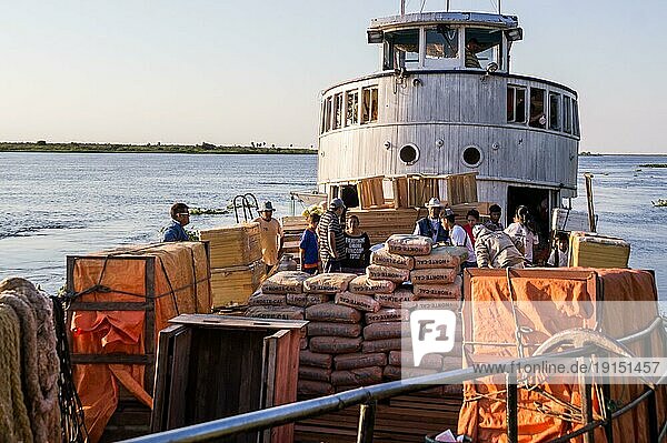 Rio Paraguay  Paraguay am 7. August 2015: Das Schiff Aquidaban auf seiner Fahrt auf dem Rio Paraguay von Concepcion nach Bahia Negra. Das Schiff transportiert alle Arten von Waren und Lebensmitteln