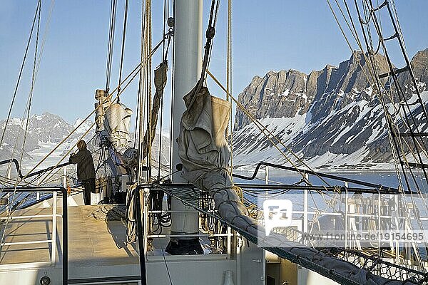Seemann an Deck des Großseglers Barquentine Antigua  der mit Touristen in Richtung Svalbard  Spitzbergen  Norwegen segelt