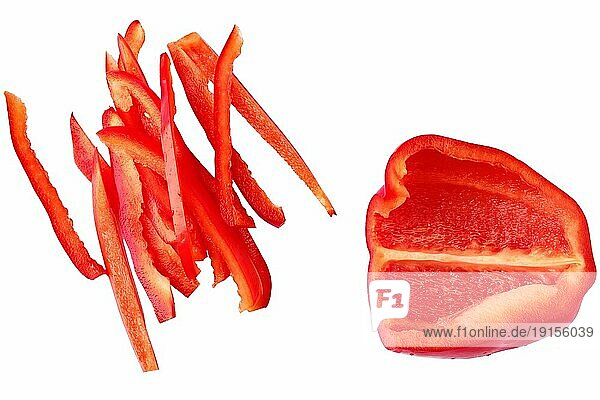 Halbe und geschnittene süße rote Paprika vor weißem Hintergrund