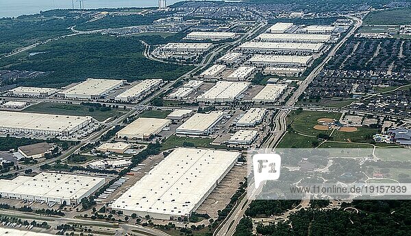 Schräge Luftaufnahme eines großen Logistikzentrums mit Lagergebäuden beim Landeanflug auf Fort Worth  Dallas  Texas  USA  Nordamerika