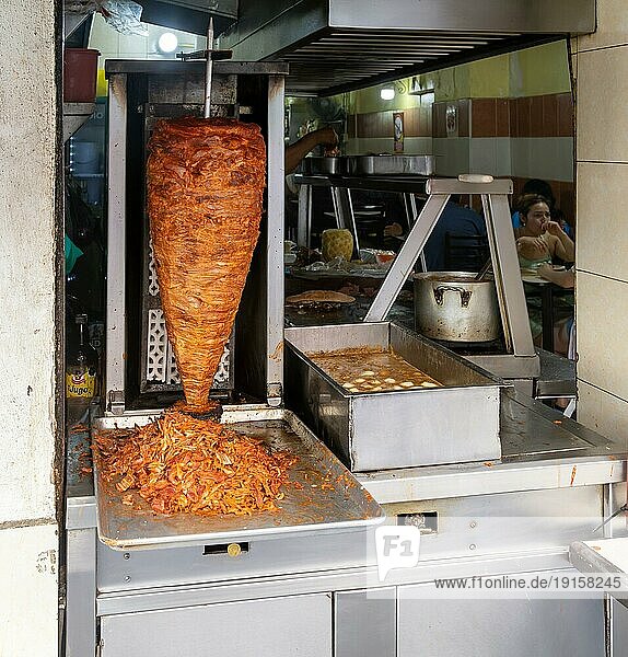 Grillen von Fleisch am vertikalen Spieß in einem Schnellrestaurant  Mexiko Stadt  Mexiko  Mittelamerika
