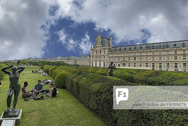 Junge leute auf den Grünanlagen vor dem Louvre  Paris  Frankreich  Europa