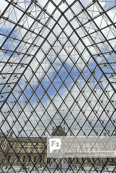 Blick vom Innern der Pyramide auf die Gebäude vom Louvre  Paris  Frankreich  Europa