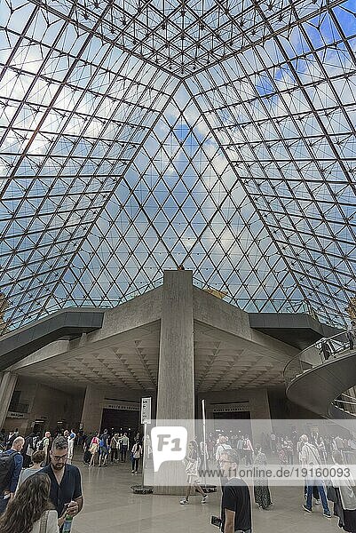 Eingangshalle zum Louvre unter der Pyramide  Paris  Fankreich