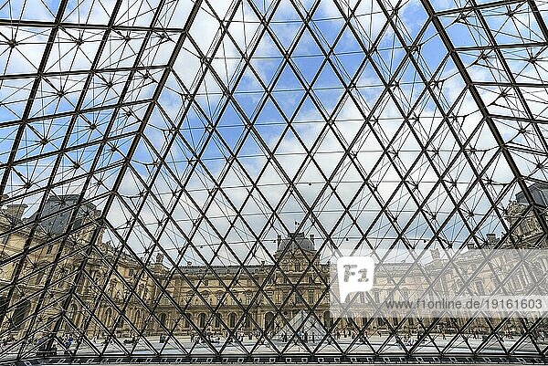 Blick vom Innern der Pyramide auf die Gebäude vom Louvre  Paris  Frankreich  Europa
