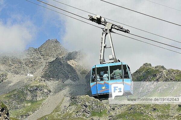 Touristen in einer Seilbahn an einem bewölkten Tag in den Bergen  Schweizer Alpen  Schweiz  Europa