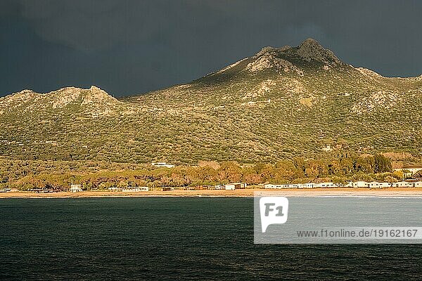 Berge mit der Maccia genannten Wildnis im Westen der Mittelmeer-Insel Korsika  Frankreich  Europa