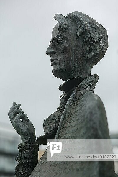 Eine Seitenansicht der William Butler Yeats Statue von Rowan Gillespie zu Ehren des berühmtesten irischen Dichters. Sligo  Grafschaft Sligo  Irland  Europa