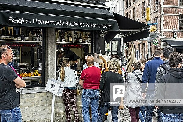 Touristen warten in der Warteschlange für belgische Waffeln und Eis