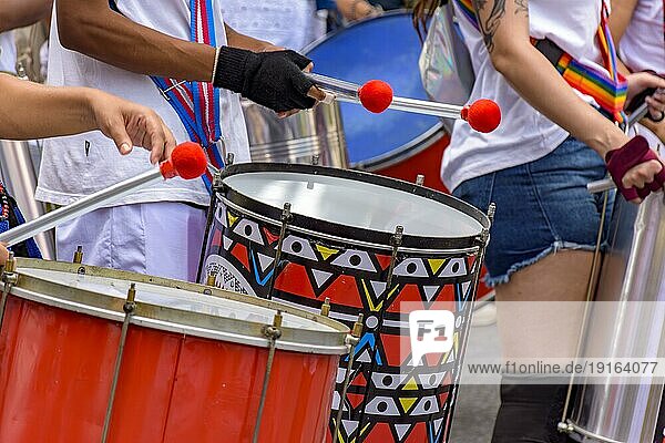 Samba und Karneval in den Straßen Brasiliens mit Menschen und ihren Musikinstrumenten  Brasilien  Südamerika