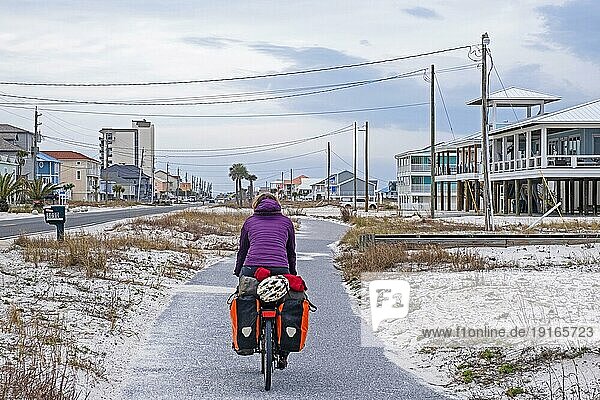 Tourenradfahrer auf dem Fahrradweg  Radweg durch die Stadt Navarre im Winter  Santa Rosa County  Florida  Vereinigte Staaten  USA  Nordamerika