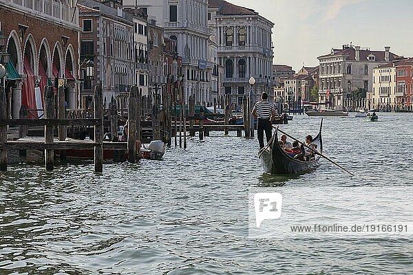 Canal Grande  Gondoliere in traditioneller Gondel mit Touristen  Venedig  Venetien  Italien  Europa