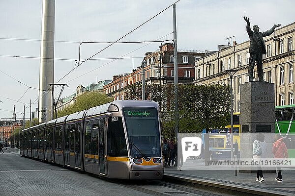 Eine Luas Straßenbahn in der O'Connell Street  in der auch Fußgänger zu sehen sind. Dublin  Irland  Europa