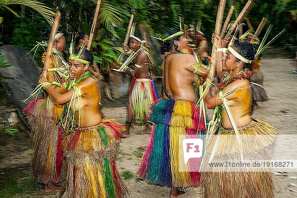 Traditionsgruppe Tänzer von Insel Yap tanzen in historischer Kleidung Kopfschmuck führt traditioneller ritueller Bambustanz mit Bambusstöcke auf  Insel Yap  Yap State  Karolineninseln  FSM  Föderierte Staaten von Mikronesien  Australien  Ozeanien