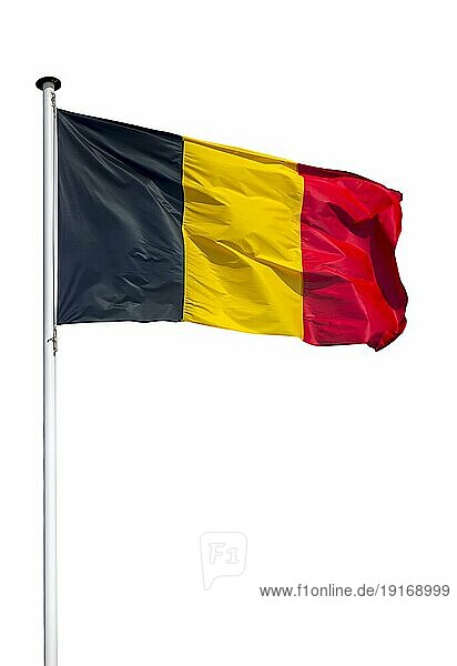 Belgische Nationalflagge am Fahnenmast im Wind vor weißem Hintergrund