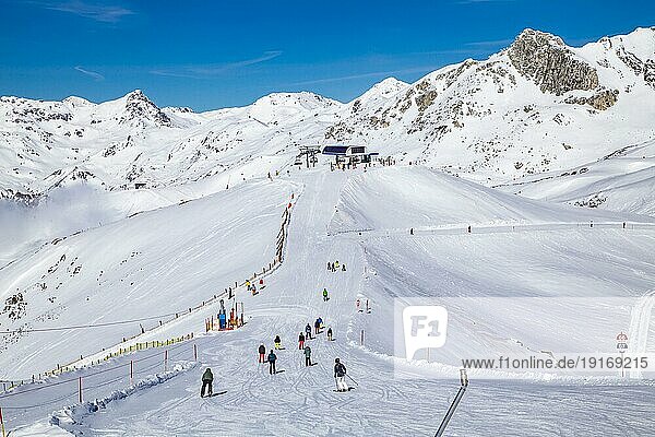 Skiabfdahrt von der Bergstation 150er Tux Richtung Horbergjoch  Skigebiet Penken  Mayrhofen  Zillertal  Tirol