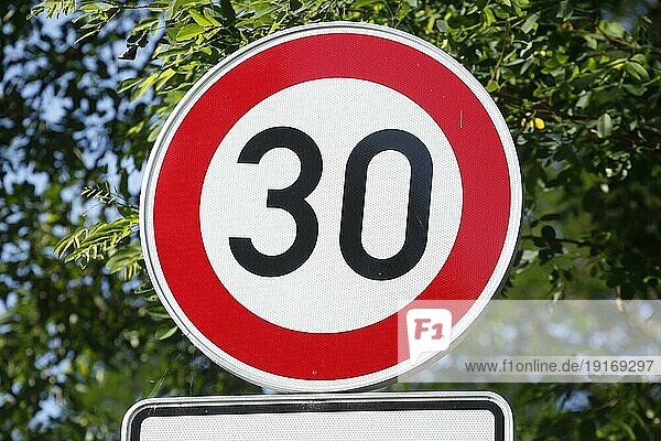 Verkehrsschild Zulässige Höchstgeschwindigkeit 30 Stundenkilometer  Deutschland  Europa