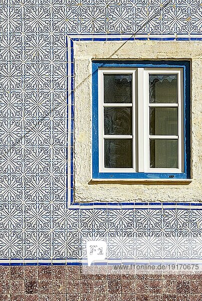 Traditionelle Azulejo Wandfliesen und Fenster  Lissabon  Portugal  Europa