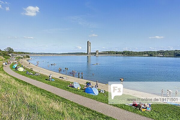 Touristen beim Sonnenbaden und Paddeln im Sommer im See der Lacs de L'Eau d'Heure  künstliche Seen in der Nähe von Cerfontaine in Namur  Wallonien  Belgien  Europa