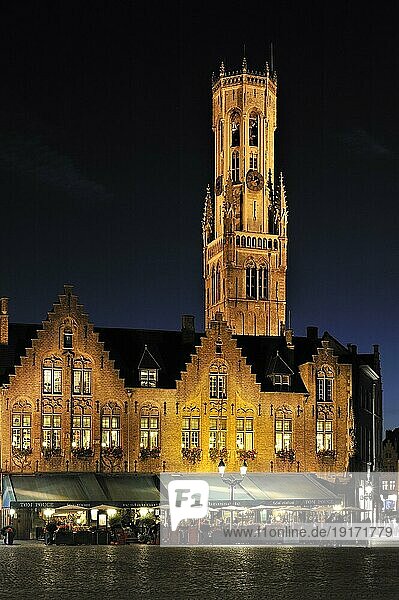 Der Burgplatz in der Stadt Brügge  Brugge mit Restaurant und dem Glockenturm bei Nacht  Westflandern  Belgien  Europa