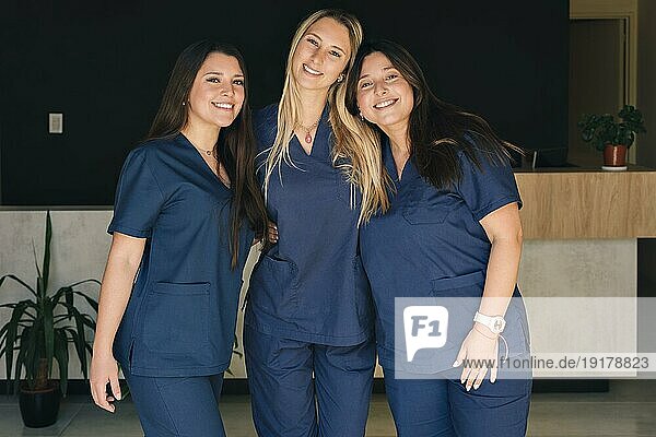 Konzept der Medizin  Frauen arbeiten in einem Team. Schöne lächelnde weibliche Gesundheitspflegekräfte schauen in die Kamera