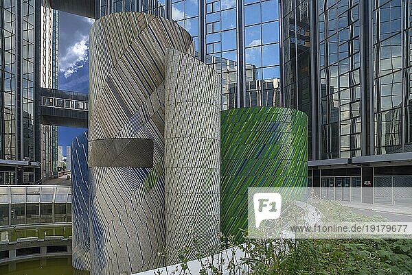 Kunstobjekt das Mosaik vom Künstler Michel Deverne vor Bürohochhäusern  La Défence  gößtes Bürohausviertel in Europa  Paris  Frankreich  Europa