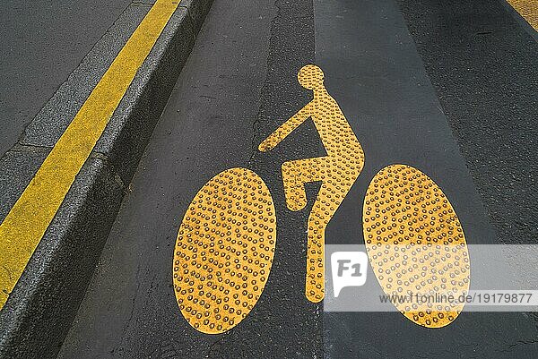 Gelb markierter Radweg  Paris  Frankreich  Europa