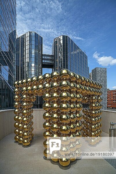 Kunstobjekt Würfelkugel gestaltet von Cyril Lancelin  La Défence  gößtes Bürohausviertel in Europa  Paris  Frankreich  Europa