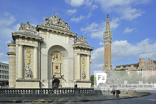 Glockenturm und Triumphbogen Porte de Paris in Lille  Frankreich  Europa