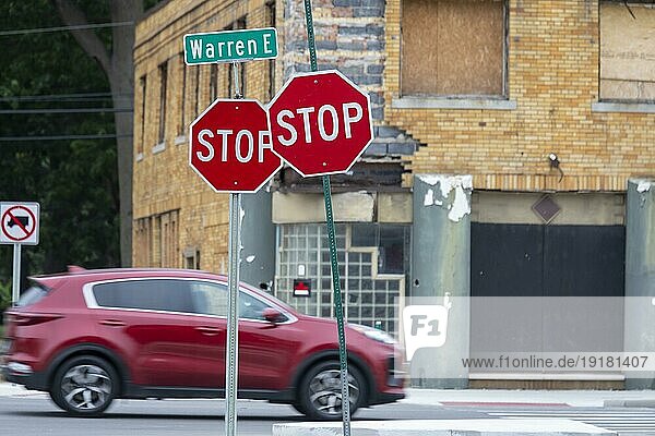Detroit  Michigan  Zwei Stoppschilder an einer Straßenecke