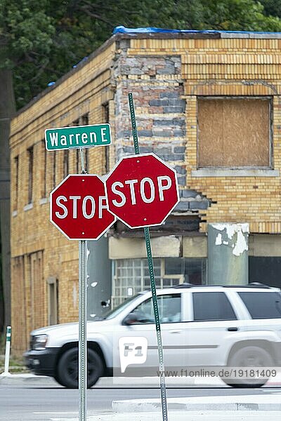 Detroit  Michigan  Zwei Stoppschilder an einer Straßenecke