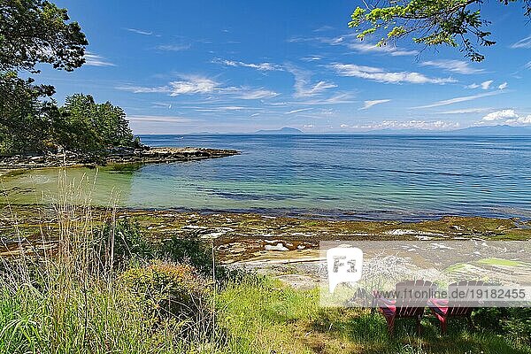 Strand und idyllische Bucht mit zwei Stühlen  Gemütlichkeit  Sehnsucht  Fernweh  Tourismus  Gabriola Island  Gulf Islands  Vancouver Island  British Columbia  Kanada  Nordamerika