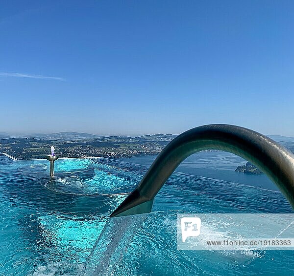 Infinity Swimming SPA Pool mit Blick auf die Berge und den Vierwaldstättersee an einem sonnigen Tag auf dem Bürgenstock  Nidwalden  Schweiz  Europa