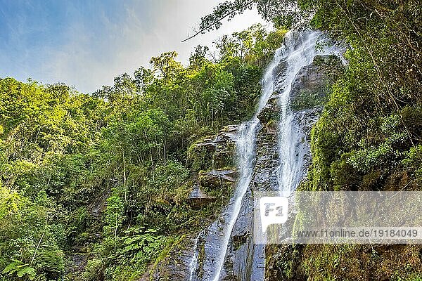 Wasserfall inmitten der dichten Vegetation und der Felsen des Regenwaldes im Bundesstaat Minas Gerais  Brasilien  Südamerika