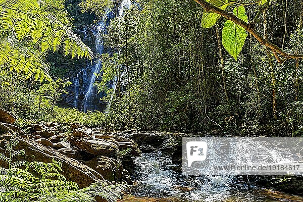 Flüsse und Wasserfälle in dichter Waldvegetation im Bundesstaat Minas Gerais  Brasilien  Südamerika
